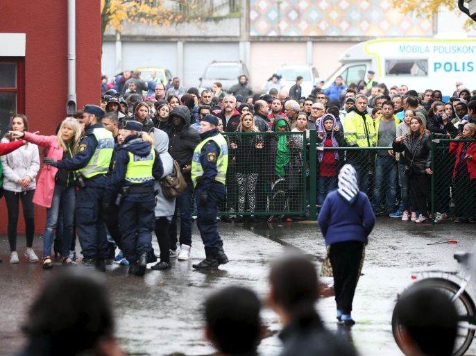 Police officers stand guard at a cordoned area after a masked man attacked people with a sword at a school in Trollhattan, western Sweden October 22, 2015. The masked man wielding a sword killed one person and wounded four at the school in western Sweden before being shot by police, authorities said on Thursday. The incident occurred at the Kronan school in Trollhattan, an industrial town of around 50,000 inhabitants north of Gothenburg. REUTERS/Bjorn Larsson Rosvall/TT News Agency ATTENTION EDITORS - THIS IMAGE WAS PROVIDED BY A THIRD PARTY. FOR EDITORIAL USE ONLY. NOT FOR SALE FOR MARKETING OR ADVERTISING CAMPAIGNS. THIS PICTURE IS DISTRIBUTED EXACTLY AS RECEIVED BY REUTERS, AS A SERVICE TO CLIENTS. SWEDEN OUT. NO COMMERCIAL OR EDITORIAL SALES IN SWEDEN. NO COMMERCIAL SALES.