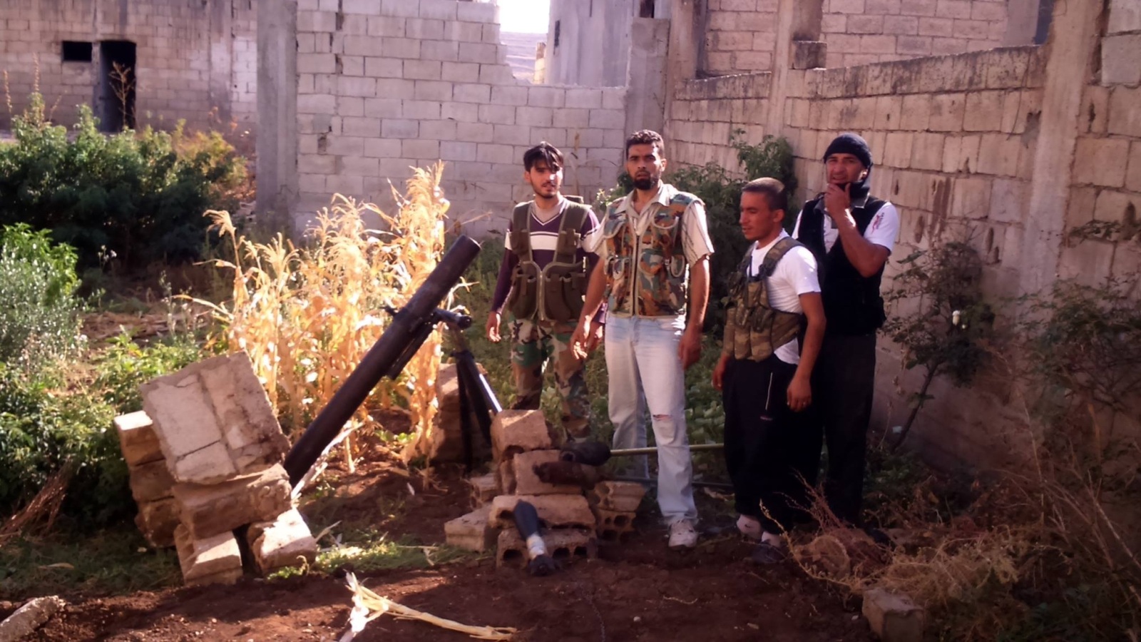 ‪عناصر من المعارضة يستعدون لاستهداف مواقع للنظام بالهاون بريف حمص الشمالي‬ (الجزيرة نت)