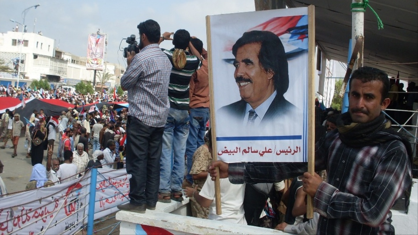 ‪ناشط يرفع صورة علي سالم البيض آخر رئيس لليمن الجنوبي قبل تحقيق الوحدة‬ (الجزيرة نت)