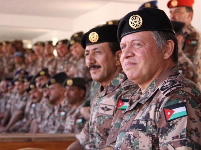 ملك الأردن عبد الله الثاني مع عدد من أفراد وقيادات الجيش