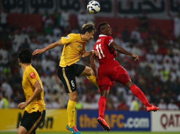 MN1264 - Dubai, -, UNITED ARAB EMIRATES : Ahmed Khalil (R) of UAE's al-Ahli club vies for the ball against Feng Xaioting of China's Guangzhou Evergrande during the first leg match of the AFC Champions League football final at the Rashid Stadium in Dubai on November 7, 2015. The second leg of the final will take place on November 21 in China. AFP PHOTO / MARWAN NAAMANI