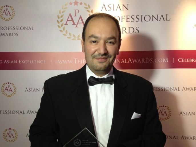 الدكتور محمد عادل المفتي -الأكاديمي البريطاني من أصل سوري- الفائز بجائزة طب الأسنان للمتخصصين بآسيا في بريطانيا،