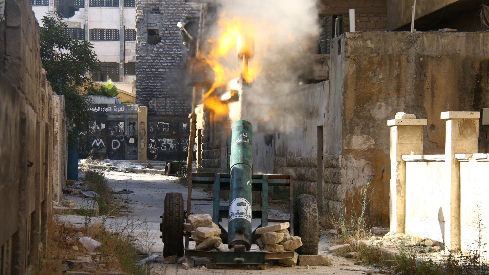 ‪مدفع محلي الصنع في حلب‬ (الجزيرة نت)