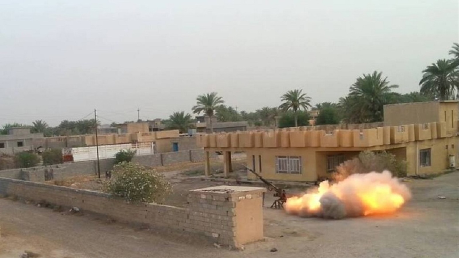 ‪تنظيم الدولة يستهدف قاعدة الحبانية بصواريخ يطلقها من مدينة الرمادي‬  (الجزيرة)
