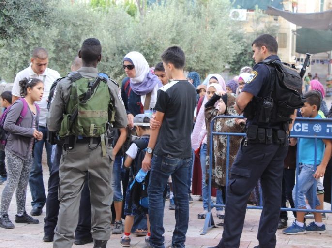 3-باب الأسباط، قوات الاحتلال تحتجز مجموعة من الأطفال وتمنعهم من دخول المسجد الأقصى المبارك