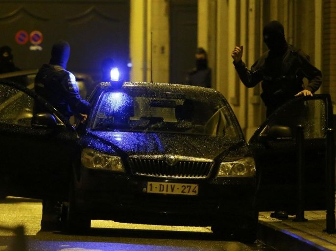 Belgian police stage a raid, in search of suspected muslim fundamentalists linked to the deadly attacks in Paris, in the Brussels suburb of Molenbeek, November 17, 2015. REUTERS/Yves Herman