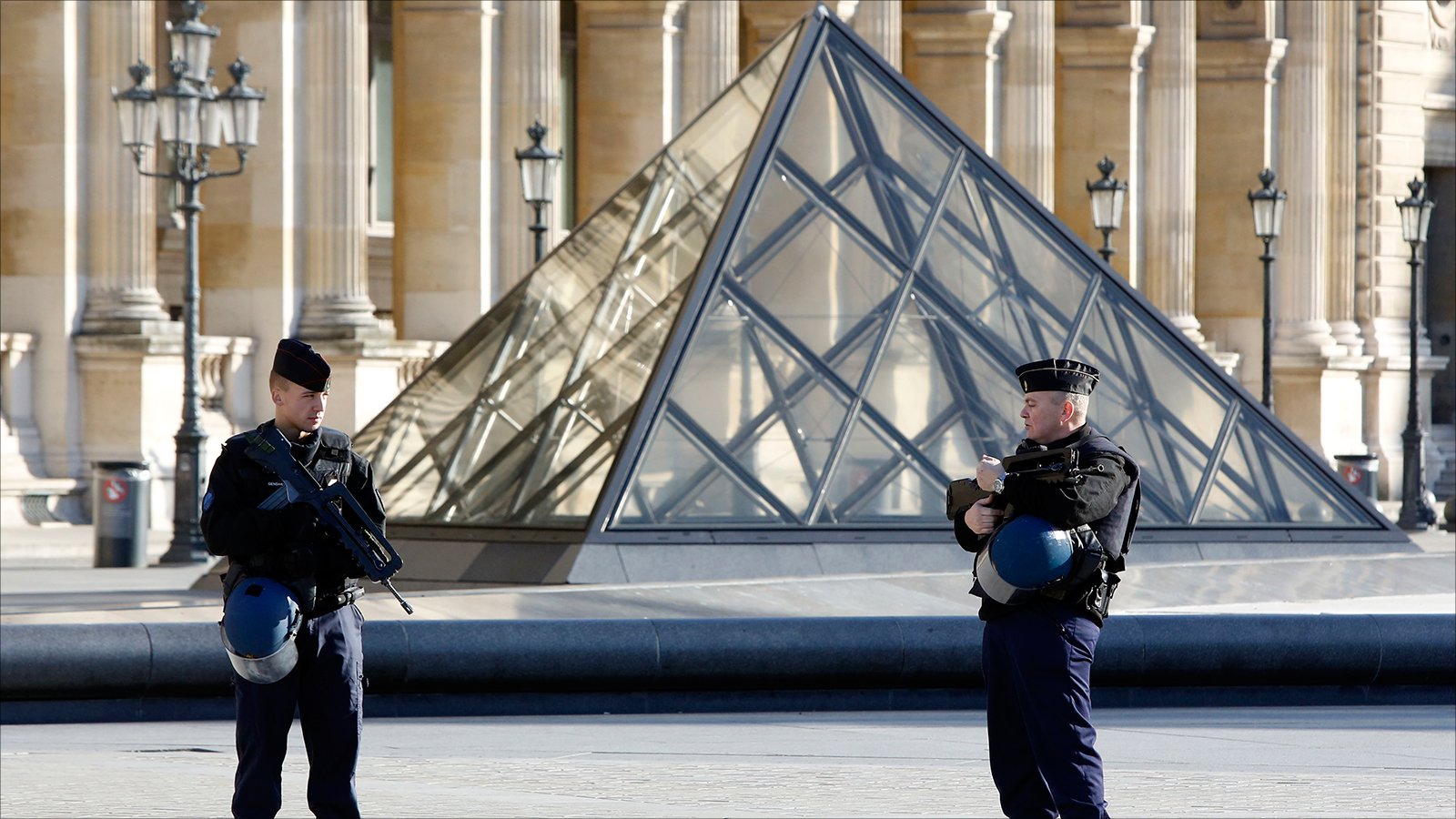 ‪الحكومة الفرنسية أعلنت حالة الطوارئ في البلاد وشددت الرقابة على الحدود‬ الحكومة الفرنسية أعلنت حالة الطوارئ في البلاد وشددت الرقابة على الحدود (الأوروبية)