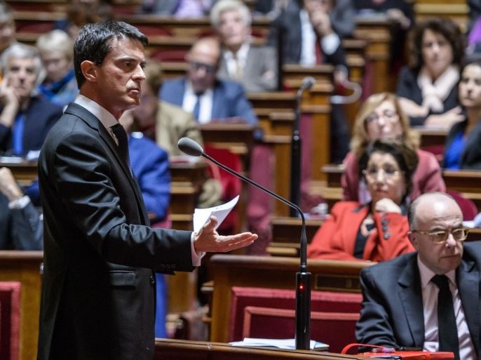 French Prime Minister Manuel Valls (L) delivers a speech at the Senate concerning an extention of the state of emergency in Paris, France, 20 November, 2015. A state of emergency was declared across France after the terrorist attacks of November 13 that left 130 people dead and over 350 injured.