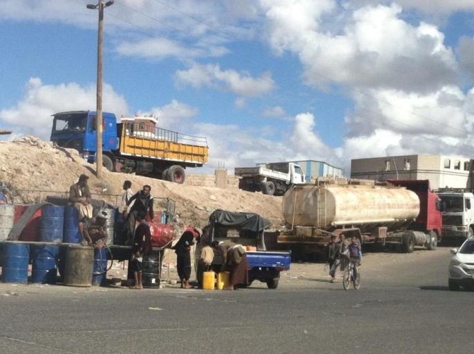 شاحنات النفط وبراميل الوقود بالسوق السوداء في شوارع صنعاء