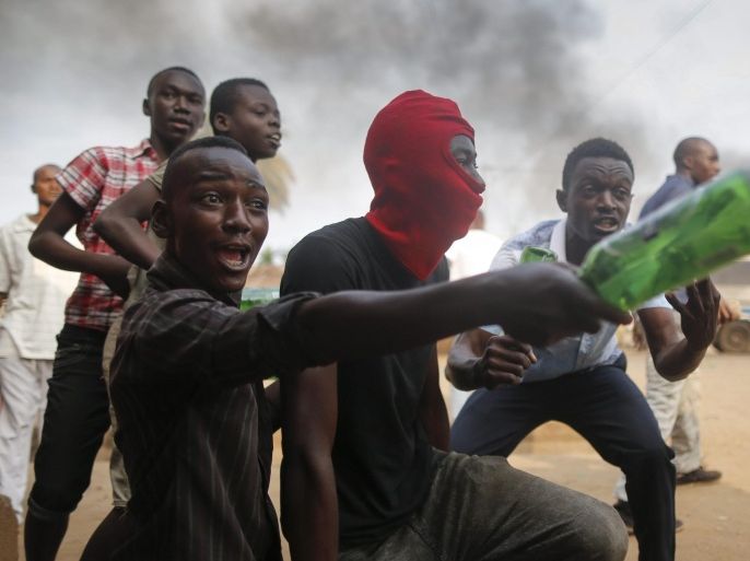 YEARENDER 2015 MAYBurundian protesters react as they face with police officers firing shots toward them during an anti-government demonstration against President Pierre Nkurunziza's bid for a third term in the capital Bujumbura, Burundi, 26 May 2015. The Burundi crisis started after an announcement from the President Pierre Nkurunziza that he intended to run for a third term mandated in the upcoming elections. The statement sparked various protests in all over country, generating clashes from the government supporters and opposers. EPA/DAI KUROKAWA *** Local Caption *** 51958452