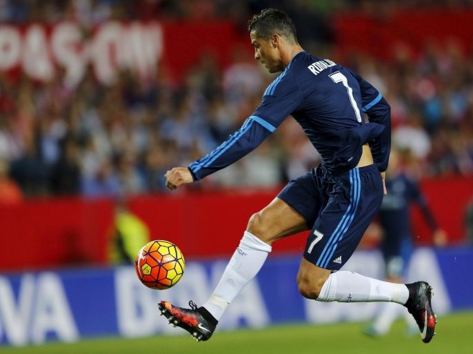 Real Madrid's Cristiano Ronaldo controls a ball during their Spanish first division soccer match against Sevilla at Ramon Sanchez Pizjuan stadium in Seville, southern Spain, October 8, 2015. REUTERS/Marcelo del Pozo