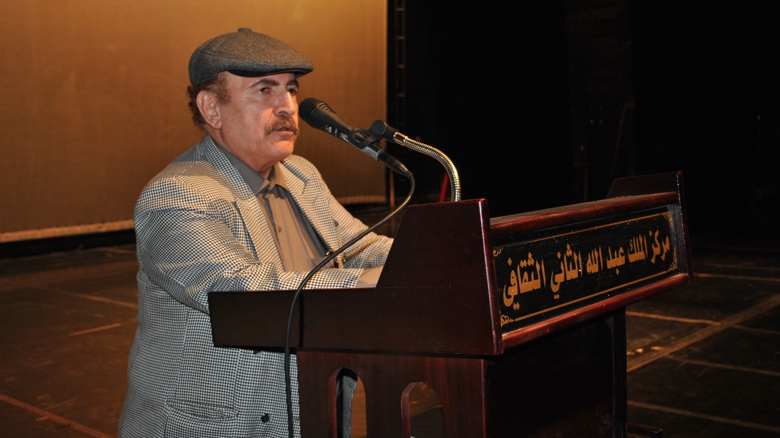 ‪رئيس لجنة مهرجان الزرقاء الدولي للشعر جميل أبو صبيح‬ (الجزيرة)