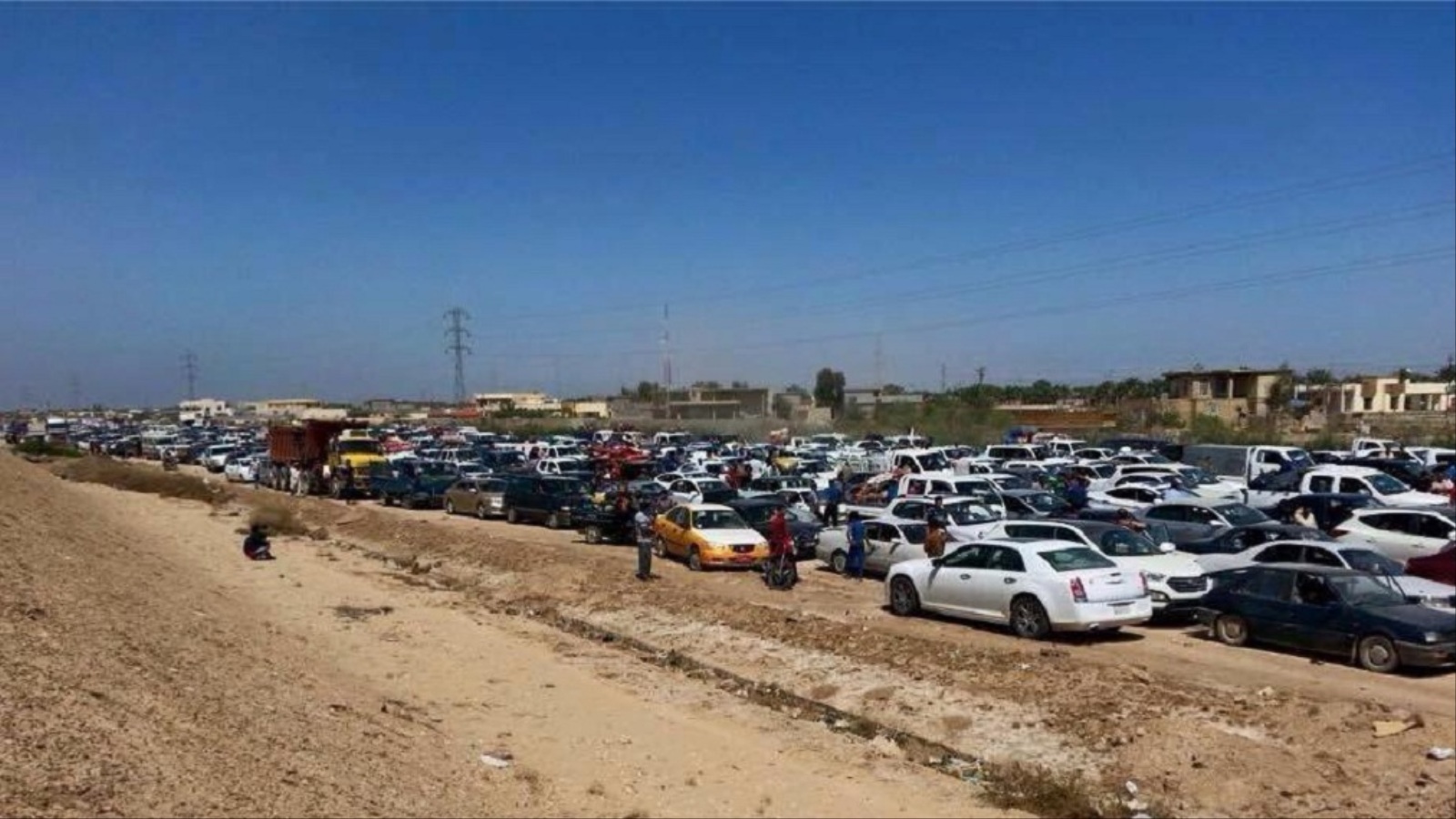 ‪سكان مدينة الرمادي أثناء محاولتهم قبل أيام الخروج باتجاه بغداد‬ (الجزيرة)