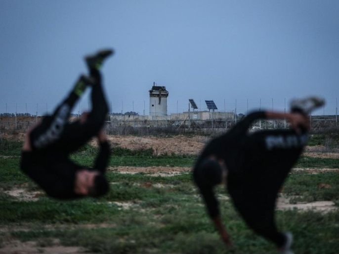 بالقرب من مناطق التماس مع إسرائيل على حدود قطاع غزة، يقفز الفتى "مازن قنن"، في الهواء، بحركات "متقنة" برفقة خمسة من أصحابه، يشكلون فريقا لممارسة رياضتهم المفضلة "الباركور".