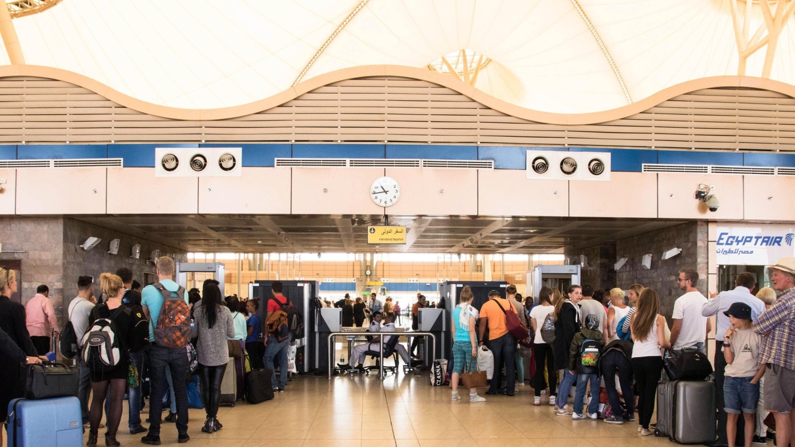 ‪سياح ينتظرون تفتيش حقائبهم بمطار شرم الشيخ قبل ركوب طائرتهم‬ (أسوشيتد برس)