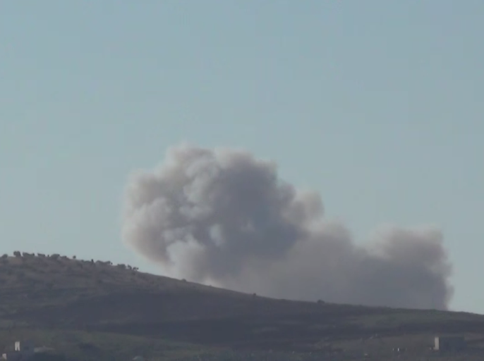دخان متصاعد نتيجة سقوط صواريخ بالستية روسية على قرية ميدان الغزال في جبل شحشبو بريف حماة الشمالي