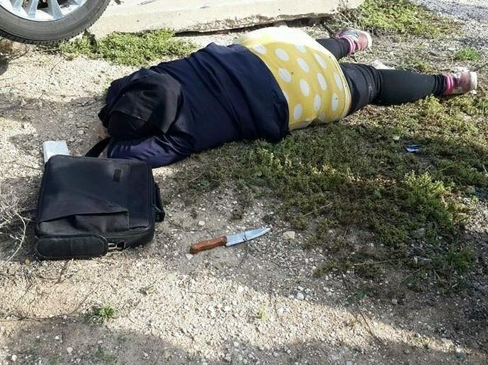 الطفلة الشهيد أشرقت طه قطناني وهي ملقاة على الارض عند حاجز حوارة جنوب نابلس- ناشطون