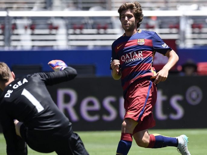 Barcelona's Sergi Roberto (R) in action against Manchester United goalkeeper David De Gea (L) during the International Champions Cup friendly soccer match between Barcelona and Manchester United at Levi's Stadium in Santa Clara, California, USA, 25 July 2015.