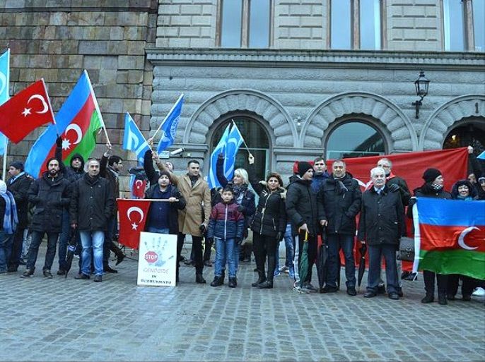 تظاهر عشرات النشطاء والقوميين الأتراك أمام البرلمان السويدي، مساء الأحد 29 /12، في العاصمة ستوكهولم، احتجاجاً على الغارات الجوية الروسية التي تستهدف منطقة باير بوجاق التركمانية الواقعة في ريف اللاذقية في سوريا.