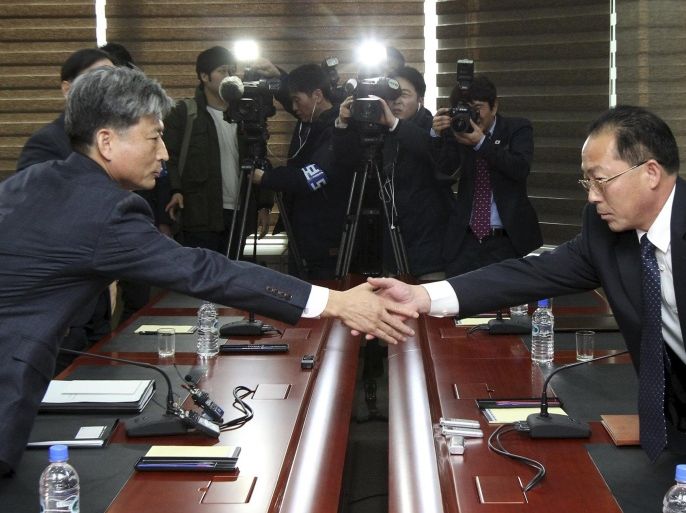 South Korean Vice Unification Minister Hwang Boogi (L) shakes hands with his North Korean counterpart Jon Jong Su during their meeting at the Kaesong Industrial Complex in Kaesong, North Korea, December 11, 2015. REUTERS/Korea Pool/Yonhap ATTENTION EDITORS - THIS PICTURE WAS PROVIDED BY A THIRD PARTY. REUTERS IS UNABLE TO INDEPENDENTLY VERIFY THE AUTHENTICITY, CONTENT, LOCATION OR DATE OF THIS IMAGE. EDITORIAL USE ONLY. NOT FOR SALE FOR MARKETING OR ADVERTISING CAMPAIGNS. NO RESALES. NO ARCHIVE. THIS PICTURE IS DISTRIBUTED EXACTLY AS RECEIVED BY REUTERS, AS A SERVICE TO CLIENTS. SOUTH KOREA OUT. NO COMMERCIAL OR EDITORIAL SALES IN SOUTH KOREA.