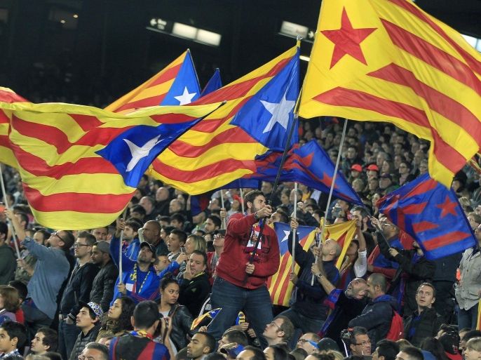 FC Barcelona's supporters wave Estelada flags for the independence of Catalonia, during the Spanish Primera Division soccer match played between FC Barcelona and Eibar at Camp Nou stadium in Barcelona, northeastern Spain, 25 October 2015.