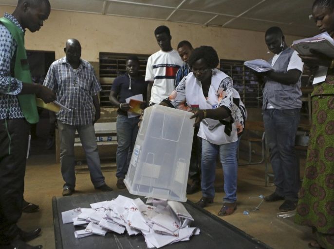 Electoral officials count ballots during the presidential and legislative election in Ouagadougou, Burkina Faso, November 29, 2015. REUTERS/Joe Penney
