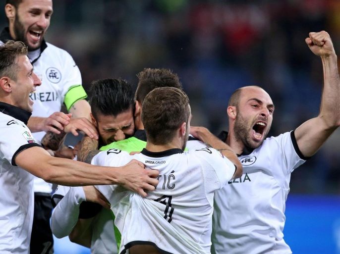 Spezia's players celebrate their victory at the end of the Italian Cup soccer match between AS Roma and Spezia Calcio at Olimpico stadium in Rome, Italy, 16 December 2015.