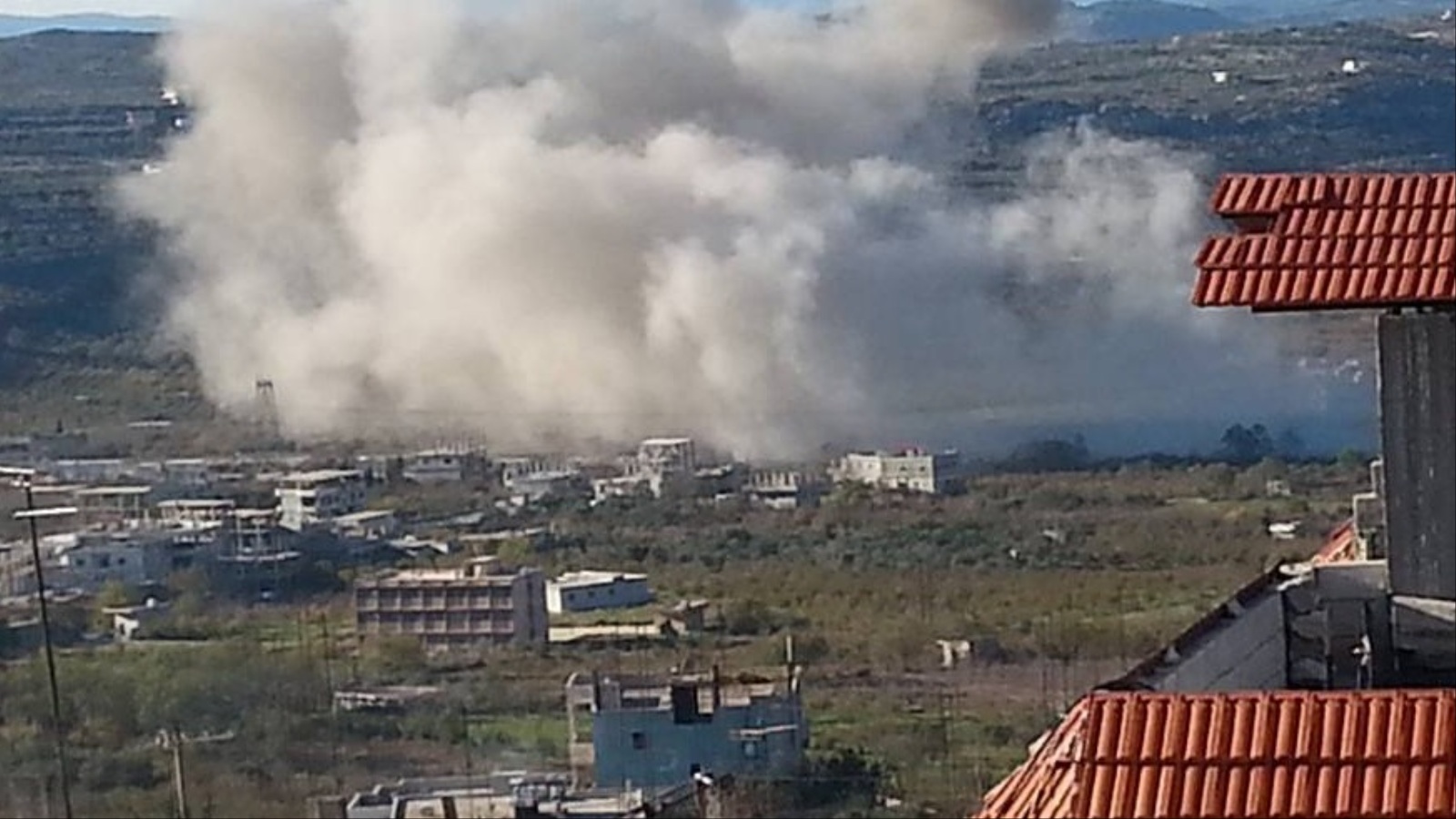 القصف الروسي على ريف اللاذقية تسبب في نزوح المدنيين (الجزيرة)