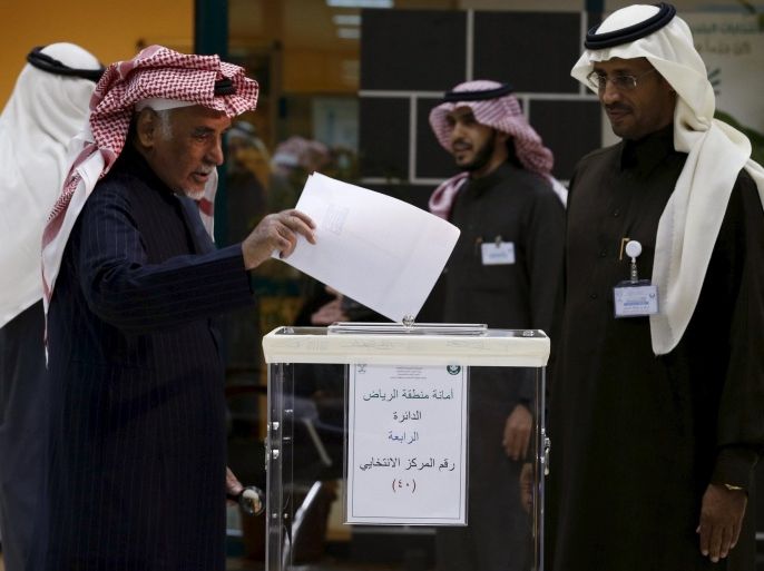 A man casts his vote at a polling station during municipal elections, in Riyadh, Saudi Arabia December 12, 2015. REUTERS/Faisal Al Nasser