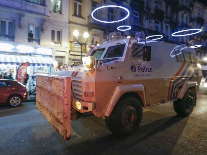 عربة مصفحة تجوب شوارع بروكسل في إطار حملات تفتيش المنازل(رويترز)