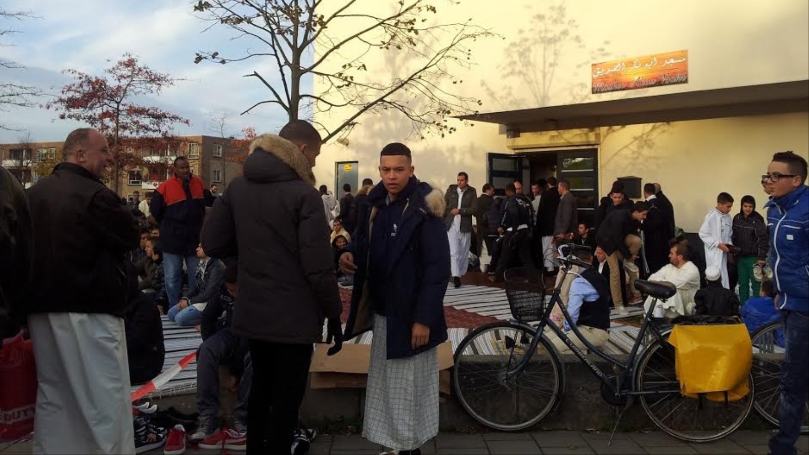شباب مسلمون في حي بالعاصمة الهولندية أمستردام (الجزيرة)