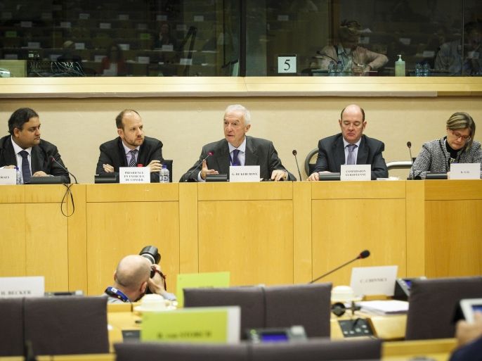 بروكسل 1 ديسمبر 2015 منسق الاتحاد الاوروبي لمكافحة الإرهاب جيل دي كيرشوف (وسط) يلقي كلمة أمام البرلمان الأوروبي