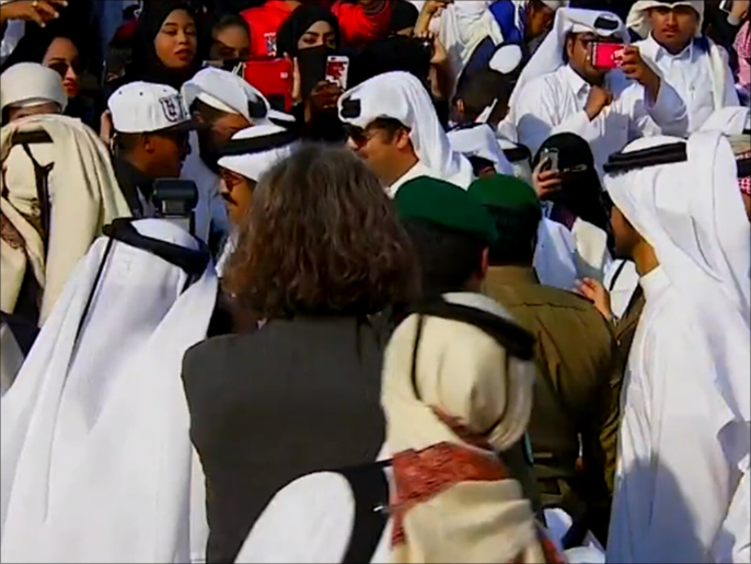 أمير قطر الشيخ تميم والأمير الوالد الشيخ حمد حضرا المسير الوطني (الجزيرة)