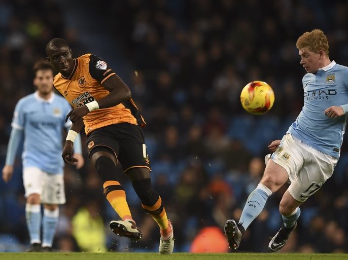 16169 - Manchester, Greater Manchester, UNITED KINGDOM : Hull City's Senagalese midfielder Mohamed Diame (C) plays the ball between Manchester City's Belgian midfielder Kevin De Bruyne (R) and Manchester City's English midfielder Fabian Delph (L) during the English League Cup quarter-final football match between Manchester City and Hull City at the Etihad Stadium in Manchester, northwest England on December 1, 2015. AFP PHOTO / PAUL ELLIS