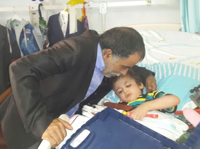 الطفل أحمد دوابشة مع جده في المستشفى