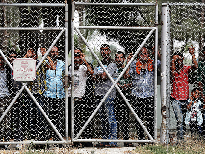 epa04769217 Palestinians wait for their relatives to cross from Egypt to the Gaza Strip on the Palestinian side at Rafah border crossing between Gaza Strip and Egypt, in Rafah town in the southern Gaza Strip, 26 May 2015. Reports state that Egypt re-opened the border for two days allowing Palestinian people coming from Egypt to enter the Gaza Strip for the first time since 09 March 2015. EPA