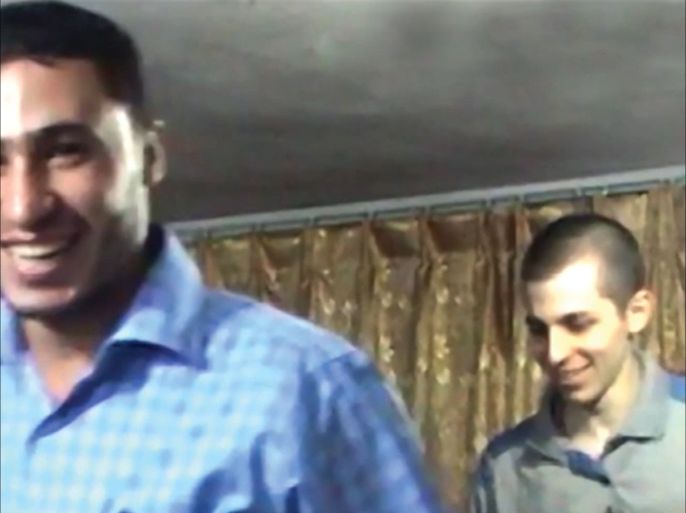 كتائب القسام الجناح العسكري لحماس تنشر صورة جديدة للجندي الإسرائيلي شاليط أثناء فترة احتجازه في غزة