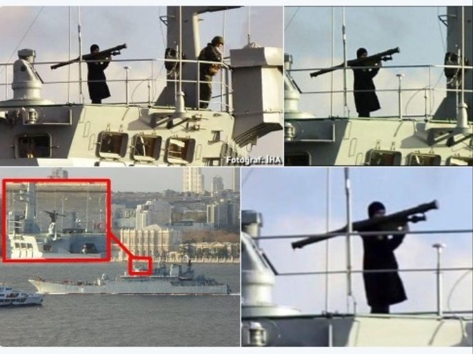 صور بثها ناشطون لعسكري روسي يحمل قاذفة صواريخ على سفينة عسكرية روسية وتوجيهها نحو إسطنبول وهو على متن سفينة حربية روسية أثناء عبورها مضيق "البوسفور