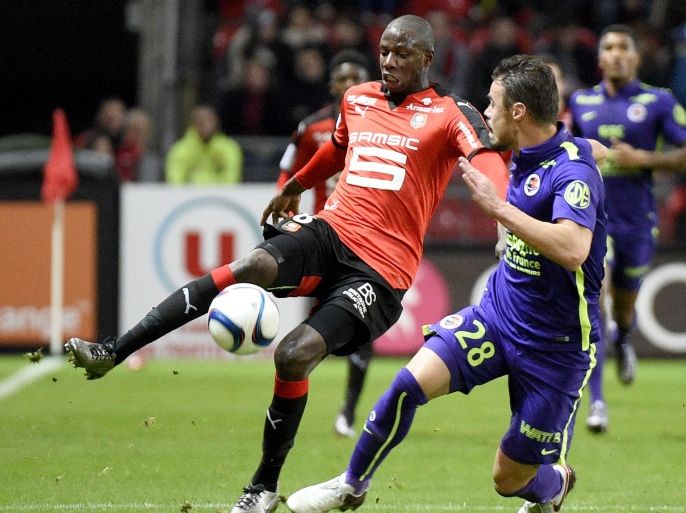 DAM2105 - Rennes, Ille-et-Vilaine, FRANCE : Rennes' French midfielder Abdoulaye Doucoure (L) vies with Caen's French defender Damien Da Silva during the French L1 football match Rennes against Caen on December 11, 2015 at the Roazhon park stadium in Rennes, western France. AFP PHOTO / DAMIEN MEYER