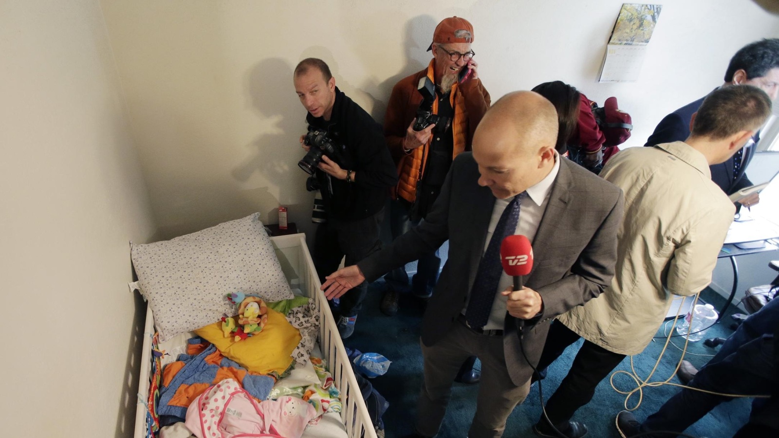 وسائل الإعلام دخلت شقة منفذي الهجوم وبعض المحطات نقلت البث من هناك وفي الصورة غرفة الرضيعة(أسوشيتد برس)