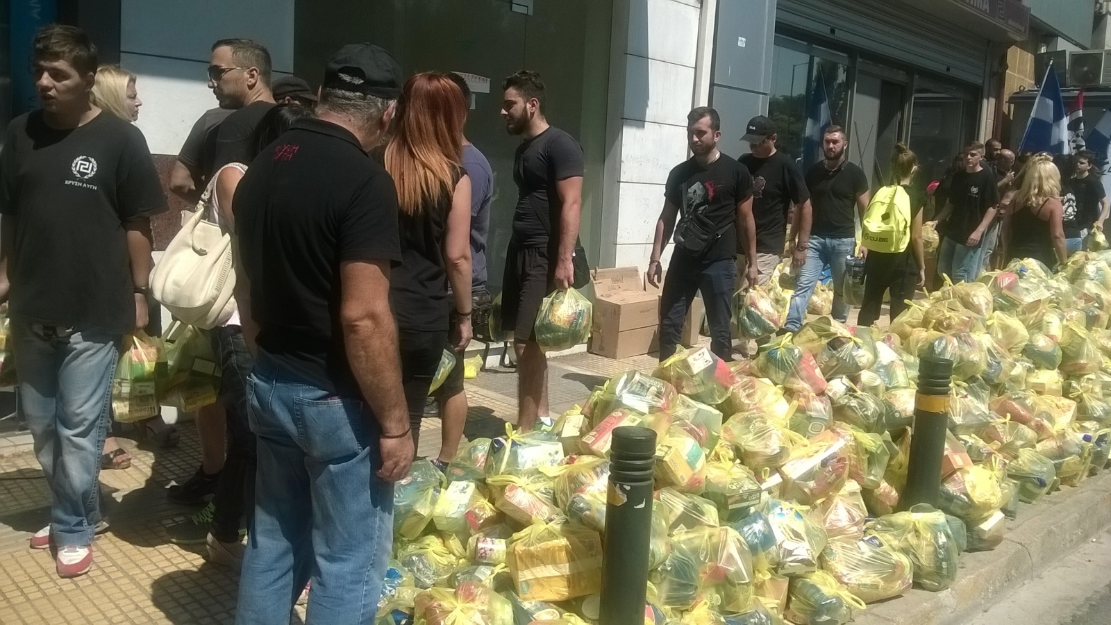 حزب الفجر الذهبي اليميني باليونان وزّع حصصا غذائية على المحتاجين أثناء الحملة الانتخابية (الجزيرة