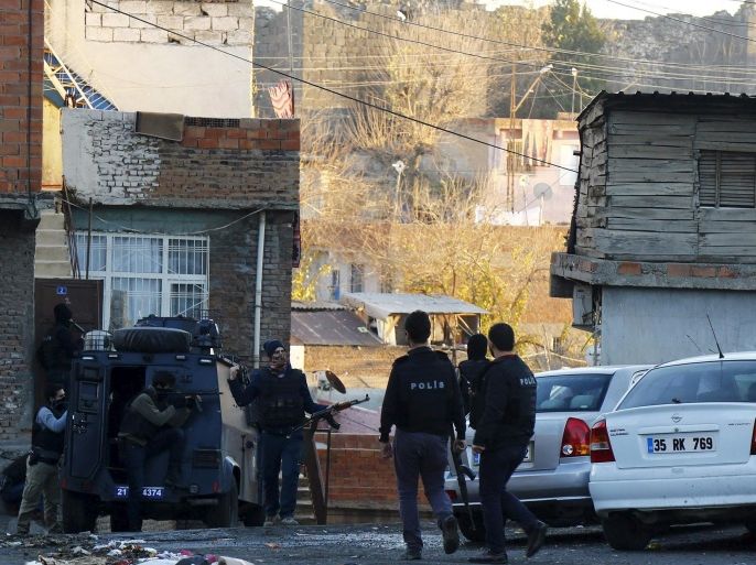 Members of Turkish police special forces clash with Kurdish militants in Yenisehir district of the southeastern city of Diyarbakir, Turkey, December 24, 2015. REUTERS/Sertac Kayar