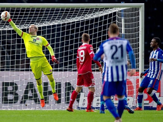 Mainz goalkeeper Loris Karius makes a save during the German Bundesliga football match between Hertha BSC and FSV Mainz 05 at the Olympiastadion in Berlin, Germany, 20 December 2015. (EMBARGO CONDITIONS - ATTENTION: Due to the accreditation guidelines, the DFL only permits the publication and utilisation of up to 15 pictures per match on the internet and in online media during the match.)