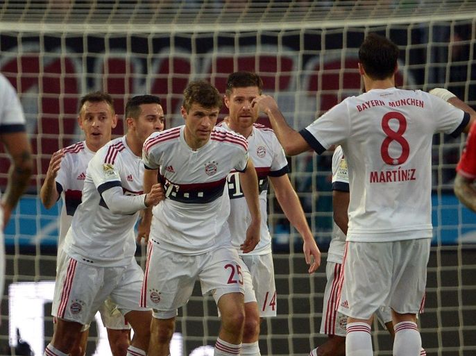 Munich's Thomas Mueller (C) celebrates his goal 0:1 against Hannover 96 during the the German Bundesliga soccer match between Hannover 96 and FC Bayern Munich at the HDI-Arena in Hanover, Germany, 19 December 2015. (EMBARGO CONDITIONS - ATTENTION: Due to the accreditation guidelines, the DFL only permits the publication and utilisation of up to 15 pictures per match on the internet and in online media during the match.)