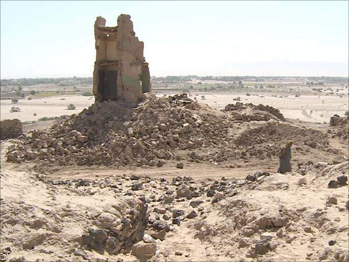أحد المعالم الأثرية التي مسها الدمار بمدينة مأرب القديمة جراء القصف (الجزيرة نت)