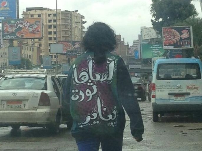 الناشطة "سناء سيف" تسير وحدها لميدان التحرير بشعار "لساها ثورة يناير".