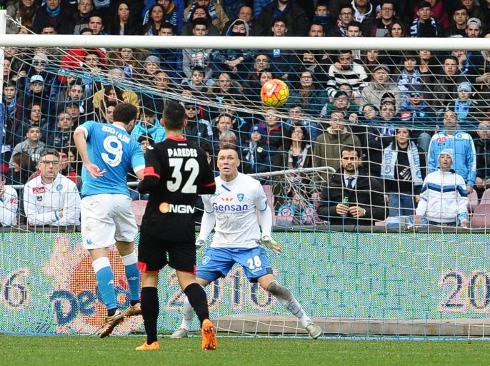 Napoli's Gonzalo Higuain (L) scores a goal during the Italian Serie A soccer match SSC Napoli vs Empoli FC at San Paolo stadium in Naples, Italy, 31 January 2016.