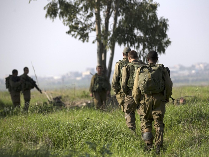 ‪جنود إسرائيليون بالقرب من الحدود مع غزة‬ (الأوروبية)