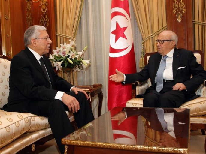 الرئيس التونسي الباجي قايد السبسي (يمين) مع وزير الخارجية الطيب البكوش/قصر الرئاسة بقرطاج/العاصمة تونس/ديسمبر/كانون الأول 2015