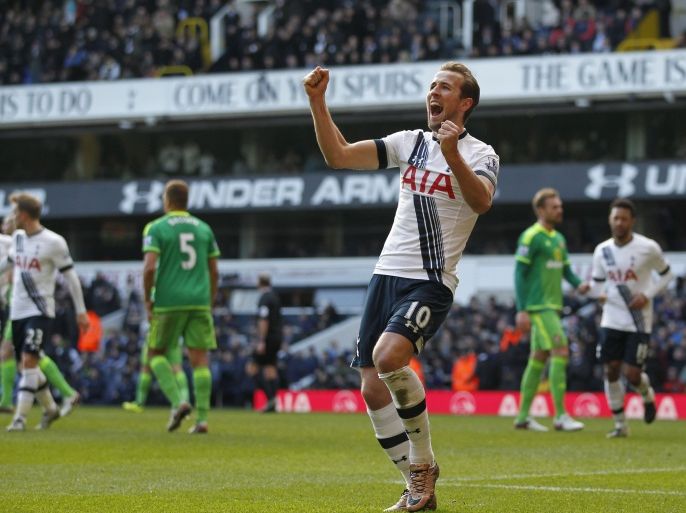 17404 - London, Greater London, UNITED KINGDOM : Tottenham Hotspur's English striker Harry Kane (C) celebrates scoring their fourth goal from the penalty spot during the English Premier League football match between Tottenham Hotspur and Sunderland at White Hart Lane in north London on January 16, 2016. AFP PHOTO / IAN KINGTON